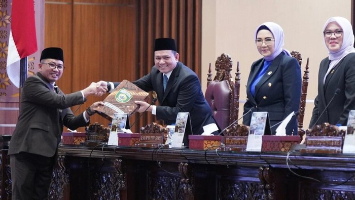 DPRD Sumsel-Pj Gubernur sepakati Raperda APBD TA 2025 saat Rapat Paripurna XC (90).