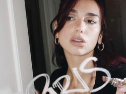Rahasia Makeup Dua Lipa, Pakai Lipstik YSL di Seluruh Wajah