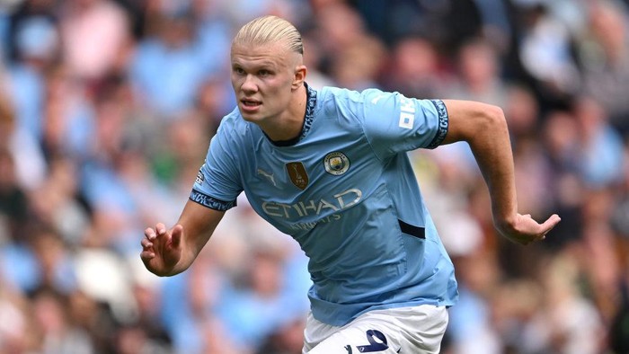 MANCHESTER, ENGLAND - SEPTEMBER 14: Erling Haaland of Manchester City in action during the Premier League match between Manchester City FC and Brentford FC at Etihad Stadium on September 14, 2024 in Manchester, England. (Photo by Stu Forster/Getty Images)