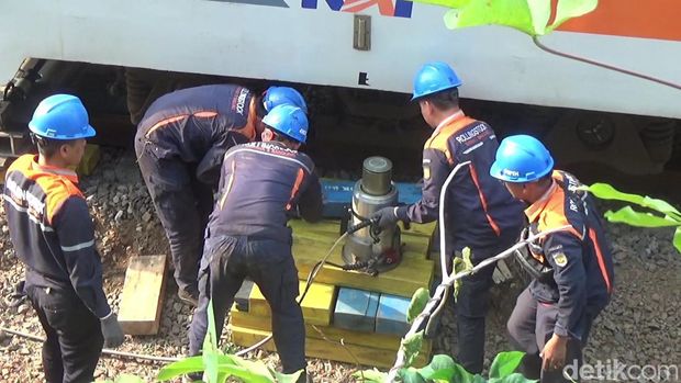Evakuasi kertea comuuter line Walahar yang anjlok.
