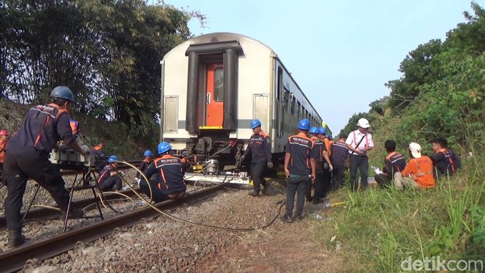 Evakuasi kertea comuuter line Walahar yang anjlok.