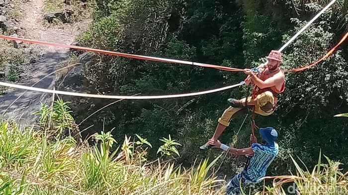 Evakuasi peserta Slackline asal Argentina yang mengalami kecelakaan di Objek Wisata Kali Talang, Desa Balerante, Klaten.