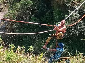 Ngeri, Bule Dievakuasi karena Terjebak Bergelantungan Tali di Kali Talang