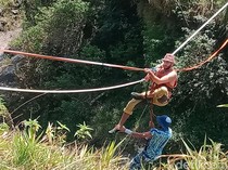 Ngeri, Bule Dievakuasi karena Terjebak Bergelantungan Tali di Kali Talang