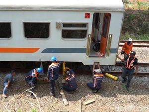 Suara Gemuruh Saat KA Commuter Line Walahar Anjlok di Purwakarta