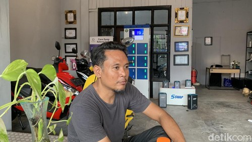 I Gusti Ngurah Putra Darmagita, founder Electric Wheel saat ditemui di Jalan Antasura Nomor 50, Desa Peguyangan Kangin, Kecamatan Denpasar Utara, Denpasar, Bali. (Rizki Setyo Samudero/detikBali)