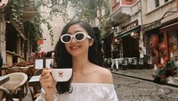 Ketika berlibur ke Istanbul, artis lulusan fakultas hukum ini juga sempat nongkrong di kafe sambil menikmati secangkir kopi dan croissant. Foto: Instagram @febbyrastanty