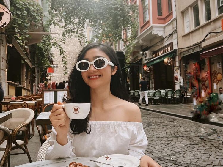 Jago Akting, Febby Rastanty Juga Doyan Ngopi dan Kulineran di Luar Negeri