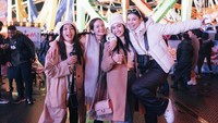Saat di London, sahabat Enzy Storia itu juga menikmati waktunya ke Winter Wonderland di Hyde Park bersama teman artis lainnya. Ia terlihat memegang secangkir gelas minuman nih. Foto: Instagram @febbyrastanty