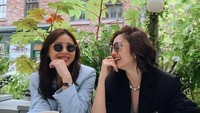 Kali ini Febby Rastanty menghabiskan waktu bersama temannya di salah satu restoran di New York. Bukan kopi, tetapi minumannya kali ini adalah segelas air putih. Foto: Instagram @febbyrastanty