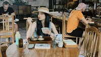 Tidak hanya di luar negeri, wanita berusia 28 tahun ini juga suka membagikan momen kulineran di dalam negeri. Seperti saat di Bali, Febby mampir ke salah satu restoran untuk menikmati makanan yang komplet. Foto: Instagram @febbyrastanty