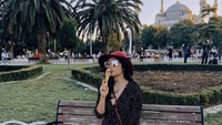 Di Turki artis cilik pemeran serial Eneng dan Kaos Kaki Ajaib itu juga sempat bersantai di salah satu tempat. Ia tampak menikmati es krim conenya sambil duduk di kursi taman. Foto: Instagram @febbyrastanty