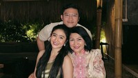 Ia juga sering menghabiskan waktu bersama keluarga. Salah satunya ini saat mantan anggota girlgroup ‘Blink’ itu merayakan ulang tahun ibunya dan sudah menyiapkan cake pink yang cantik. Foto: Instagram @febbyrastanty