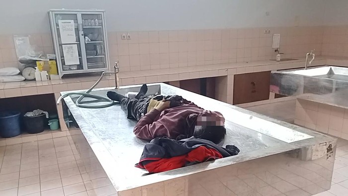 Jasad Dedi saat dibawa ke rumah sakit usai mengalami kecelakaan