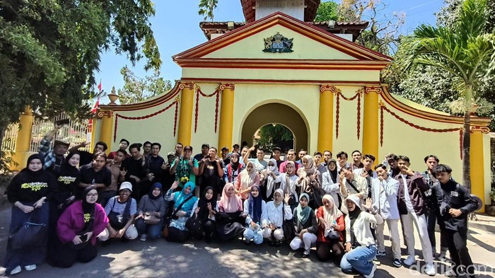 Jelajahi Keraton Sumenep Bersama Jelajah Lensa detikcom Sebanyak 50 orang mengikuti Jelajah Lensa yang kedua di Kabupaten Sumenep, Jawa Timur.