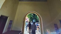 Traveler diajak hunting foto ke Keraton Sumenep dan ke Desa Aeng Tong-tong yang terkenal dalam pembuatan keris.