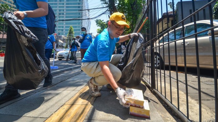 Kang Arfi saat aksi bersih-bersih usai pawai kendaraan hias di Kota Bandung.