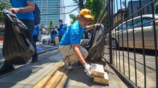 Kang Arfi saat aksi bersih-bersih usai pawai kendaraan hias di Kota Bandung.