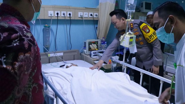 Kapolres Tangerang Selatan AKBP Victor D. H. Inkiriwang menjenguk bocah tertabrak dan terlindas di Ciputat.