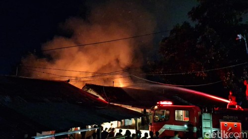 Kebakaran asrama polisi Polres Bima Kota, NTB, Minggu (15/9/2024) malam.