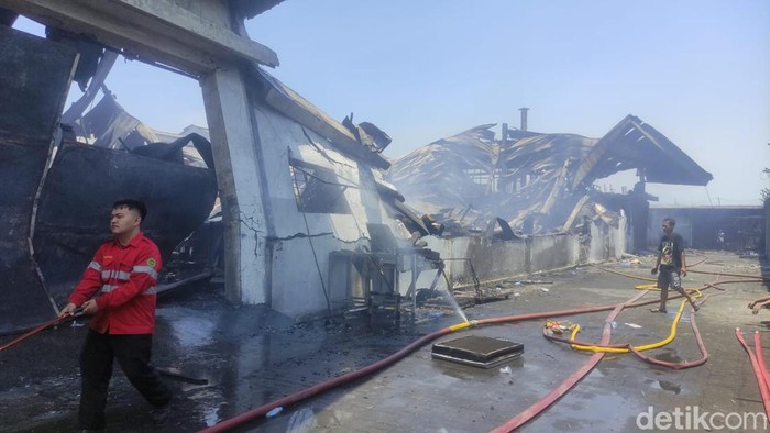 Kebakaran pabrik popok di Krian Sidoarjo akhirnya padam.