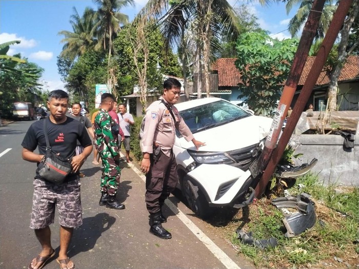 Kondisi mobil yang ringsek usai mengalami kecelakaan tunggal menabrak tiang listrik di jalan raya Desa Pangempon, Kabupaten Purbalingga, Minggu (15/9/2024).