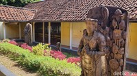 Meski Keraton Sumenep bercorak Islam, terdapat arca-arca tua peninggalan kerajaan Hindu-Buddha di sini. Dikatakan keberadaannya lebih tua dari arca-arca yang ada di Pulau Jawa.