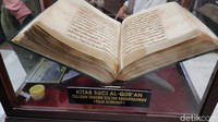 Alquran yang diklaim ditulis dalam waktu semalam saja di museum Keraton Sumenep.