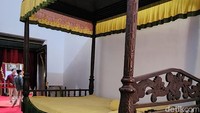 Tempat tidur yang tinggi di salah satu kamar Keraton Sumenep.