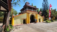 Gerbang Keraton Sumenep yang didirikan dari tiga unsur, China, Eropa, dan Kerajaan Demak di bagian atas.
