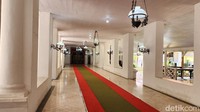 Lorong menuju ruang utama Keraton Sumenep. Terlihat lampu-lampu tua yang masih terjaga.