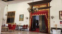 Pintu masuk di Keraton Sumenep. Traveler diharap menjaga sikap saat masuk ke sini.