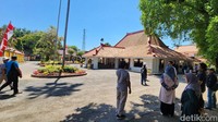 Pelataran yang luas di depan Keraton Sumenep. Destinasi ini menyambung dengan rumah dinas bupati.