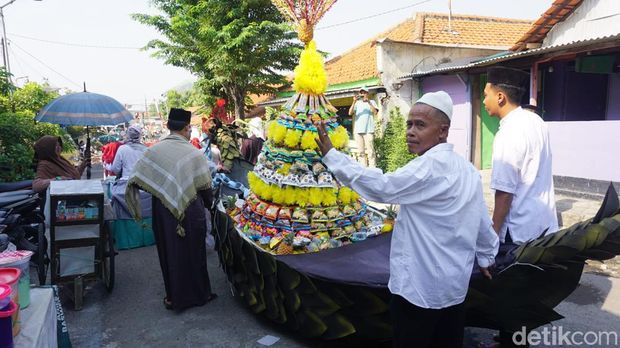 Kirab Maulid Nabi di Gresik.