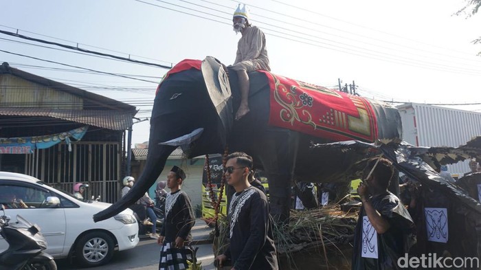 Kirab Maulid Nabi di Gresik.
