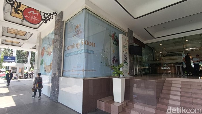Kondisi bekas gerai McDonald’s di Plaza Malioboro yang kini tertutup tirai putih, Sabtu siang (14/9/2024).