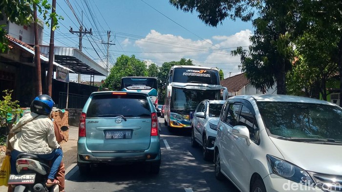 Kondisi lalin di sekitar wisata air di Polanharjo dan Tulung, Klaten, Minggu (15/9/2024).