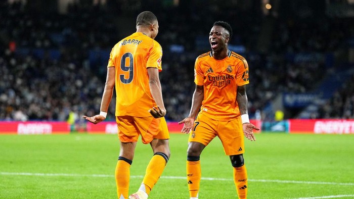 SAN SEBASTIAN, SPAIN - SEPTEMBER 14: Kylian Mbappe of Real Madrid celebrates scoring his teams second goal with teammate Vinicius Junior during the LaLiga match between Real Sociedad and Real Madrid CF  at Reale Arena on September 14, 2024 in San Sebastian, Spain. (Photo by Juan Manuel Serrano Arce/Getty Images)