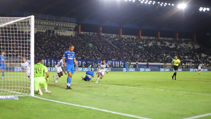 Laga PSIS Vs Persib di Bandung, Minggu (15/9/2024). PSIS ditekuk Persib dengan selisih satu gol. Skor 2-1 untuk Persib.