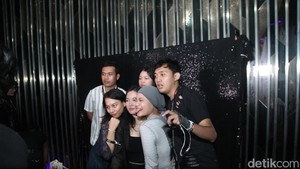 Keseruan dEras Vaganza nggak akan lengkap tanpa photo booth dan booth iQos, loh genks!  Foto: Andhika Prasetia/ detikcom