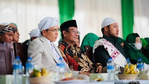 Mahfud Md hadir dalam acara Hultah NWDI di Lombok Timur, NTB, Minggu (15/9/2024).