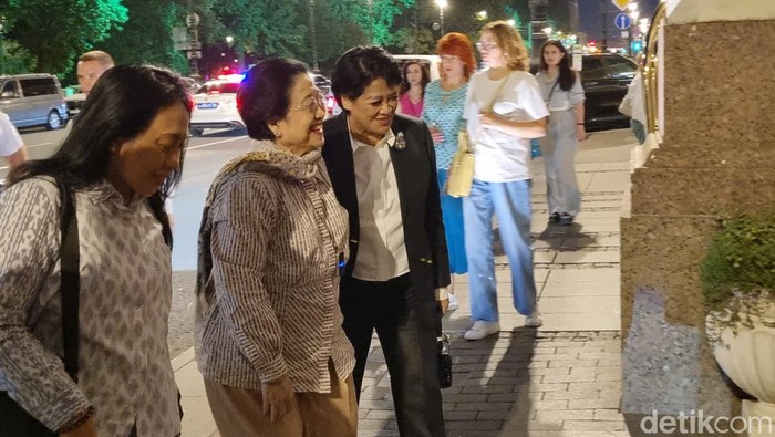 Megawati tiba di St Peterseburg, Rusia