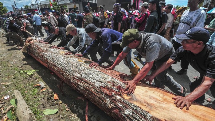Foto udara sejumlah warga melaksanakan tradisi naheik pamau atau menarik balok secara bersama-sama di Jalan Jenderal Sudirman, Pondok Tinggi, Sungai Penuh, Jambi, Minggu (15/9/2024). Kegiatan yang diikuti seribu lebih warga untuk menyambut peringatan 150 tahun pendirian bangunan cagar budaya Masjid Agung Pondok Tinggi dalam rangkaian Festival Lek Nagroi Kenduri Swarnabhumi 2024 tersebut bertujuan menghidupkan kembali tradisi naheik pamau Pondok Tinggi yang telah punah sejak 50 tahun terakhir. ANTARA FOTO/Wahdi Septiawan/foc.