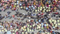 Foto udara sejumlah warga melaksanakan tradisi naheik pamau atau menarik balok secara bersama-sama di Jalan Jenderal Sudirman, Pondok Tinggi, Sungai Penuh, Jambi, Minggu (15/9/2024). 