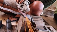 Hingga sekarang, aktivitas membuat keris di Desa Aeng Tong-tong masih terus dilestarikan, bahkan sudah menjadi mata pencaharian sebagian besar masyarakat desa wisata tersebut. Demi terus melestarikan tradisi ini, budaya pembuatan keris di Desa Aeng Tong-tong sudah dikenalkan pada anak-anak sejak memasuki usia sekolah dasar (SD).