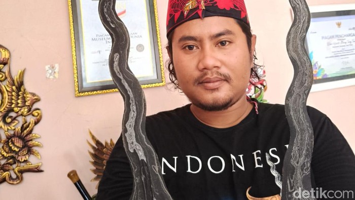 Mendengar namanya saja mungkin tidak familiar. Tapi Desa Wisata Aeng Tong-tong penghasil keris terbaik dunia ini punya Empu terbanyak.