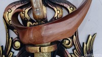 Diperkirakan, hingga saat ini ada ratusan Empu yang berprofesi sebagai pengrajin atau pembuat keris di Desa Aeng Tong-tong. Biasanya, keris yang dibuat di Desa Aeng Tong-tong digunakan untuk memenuhi kebutuhan pasar, pesanan pedagang, atau bahkan memenuhi para pesanan kolektor baik di dalam negeri atau mancanegara.
