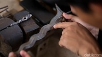 Aktivitas masyarakat Desa Aeng Tong-tong membuat keris tidak bisa dilepaskan dari peninggalan para leluhur yang dulunya menjadi seorang Empu, pembuat keris.