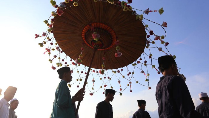 Peserta berjalan dan membaca shalawat saat mengikuti kirab Maulid Nabi di Kampung Nelayan Nambangan, Surabaya, Jawa Timur, Minggu (15/9/2024). Kirab yang diselenggarakan oleh pengurus ranting IPNU-IPPNU bersama murid-murid Taman Pendidikan Al Quran (TPA) serta warga Cumpat-Nambangan tersebut dalam rangka memperingati hari lahir atau Maulid Nabi Muhammad SAW. ANTARA FOTO/Moch Asim/foc.