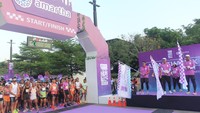 (Kiri-kanan) Menteri Pariwisata dan Ekonomi  Kreatif Republik Indonesia, Sandiaga Uno bersama Founder & CEO Amartha, Andi Taufan Garuda Putra, dan Chief Financial Officer Amartha, Ramdhan Anggakaradibrata saat membuka acara Amartha 10X Run di Plaza Timur Gelora Bung Karno, Senayan Jakarta, Minggu (15/9/2024). 